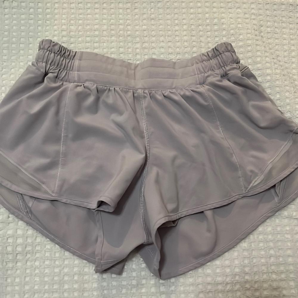 Light purple/lavender Lululemon hotty hot 2.5”